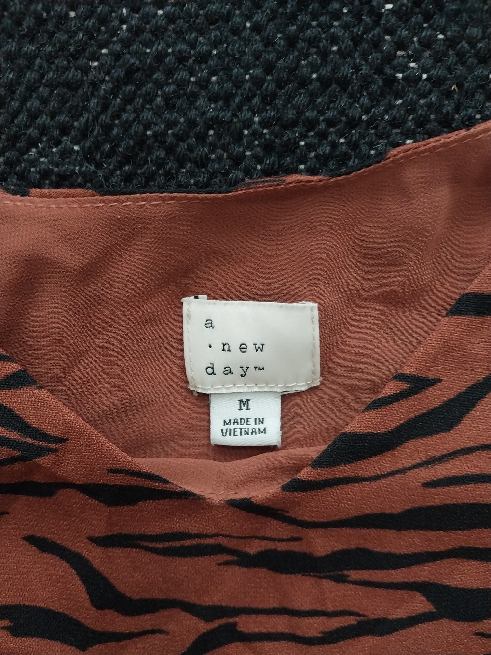 Beautiful Tiger Print V-Neck Cami Tank Top Sz Size M A New Year - Picture 2 of 10